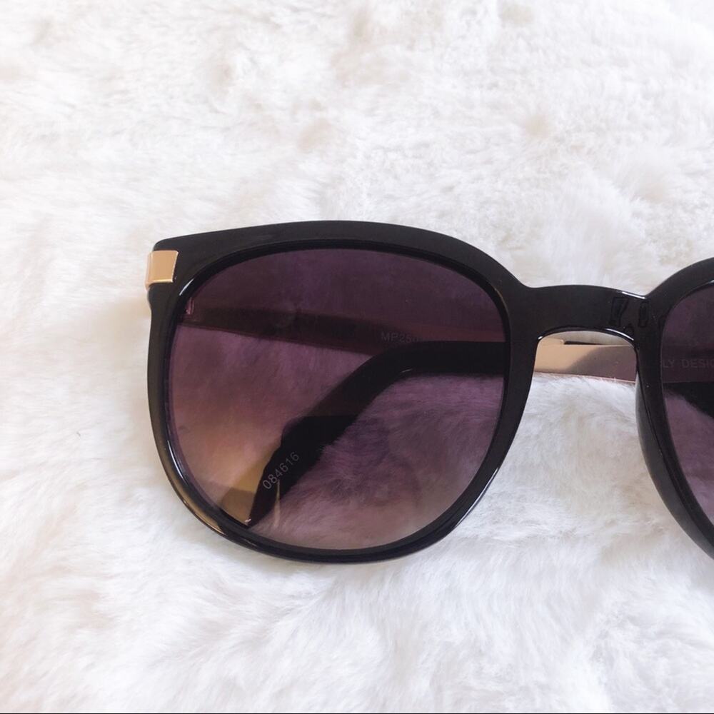 Isabel Black Round Fashion Sunglasses - Picture 2 of 9
